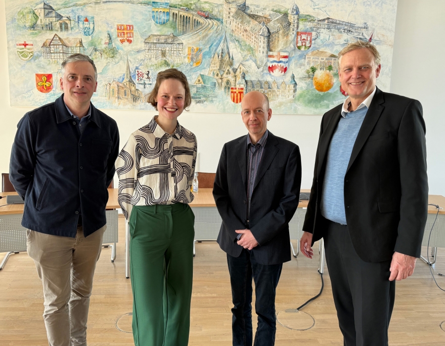 Die neue Ärztliche Leitung Rettungsdienst des Kreises Paderborn: Dr. Felix Brandt, Johanna Schreiner, Dr. Ingo Christiansen mit Dezernent Dr. André Brandt (v.l.). © Kreis Paderborn 